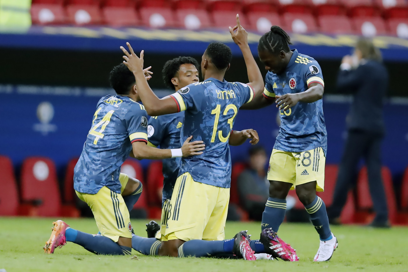 Jogadores da Colômbia comemorando gol