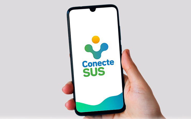 Mão segurando um celular com o aplicativo do Conecte SUS aberto