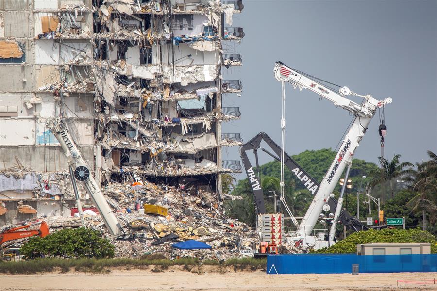 Escavadeiras retiram escombros de desabamento de prédio em Miami
