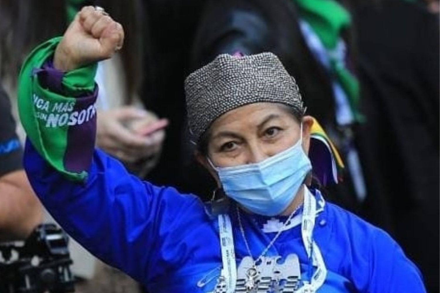 Líder indígena de máscara