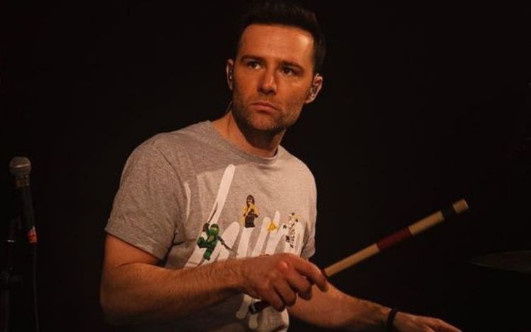 Harry Judd, do McFly, tocando bateria