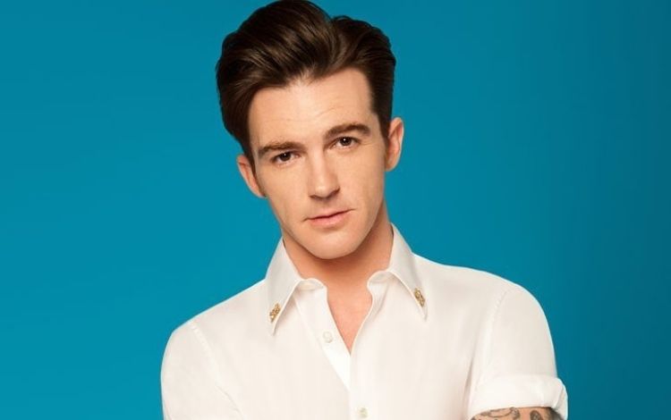 Drake Bell posando para a foto sério