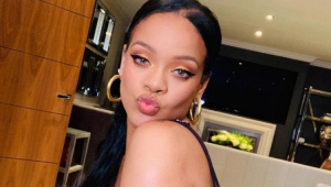 Rihanna fazendo um biquinho