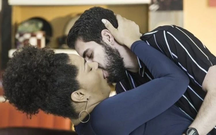 Renatinha e Catatau se beijando em Salve-se Quem Puder