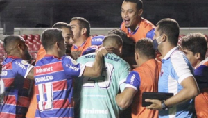 Jogadores do Fortaleza se abraçando no campo