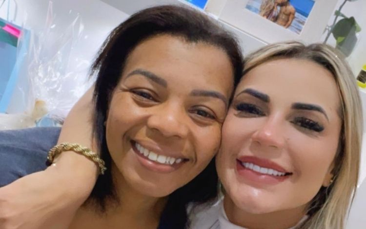 Valquíria Nascimento sorrindo e abraçada com Deolane Bezerra
