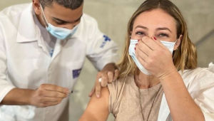 Paolla Oliveira tomando a vacina contra a Covid-19