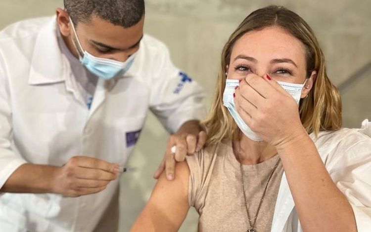 Paolla Oliveira tomando a vacina contra a Covid-19