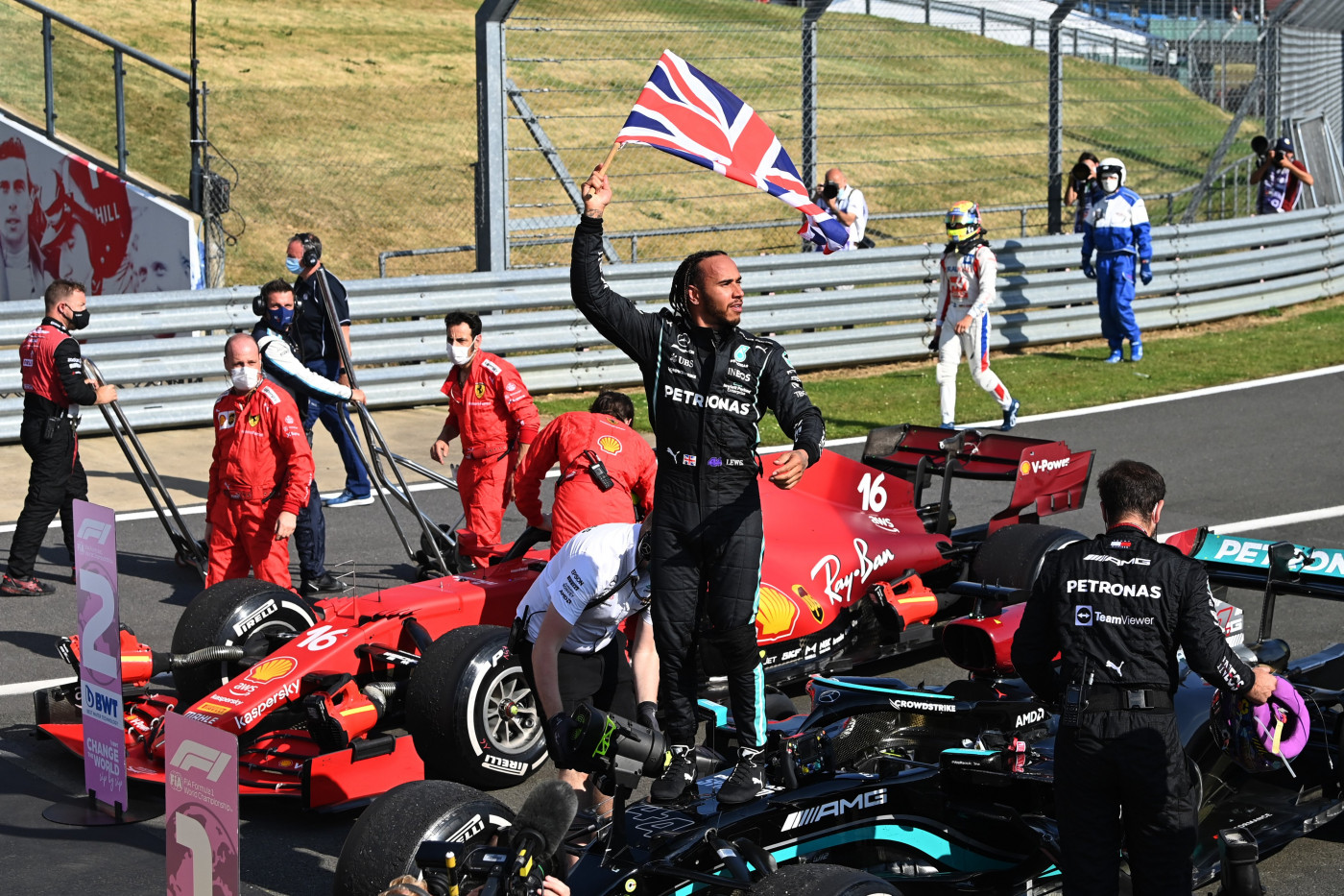 Lewis Hamilton comemora vitória com a bandeira do Reino Unido