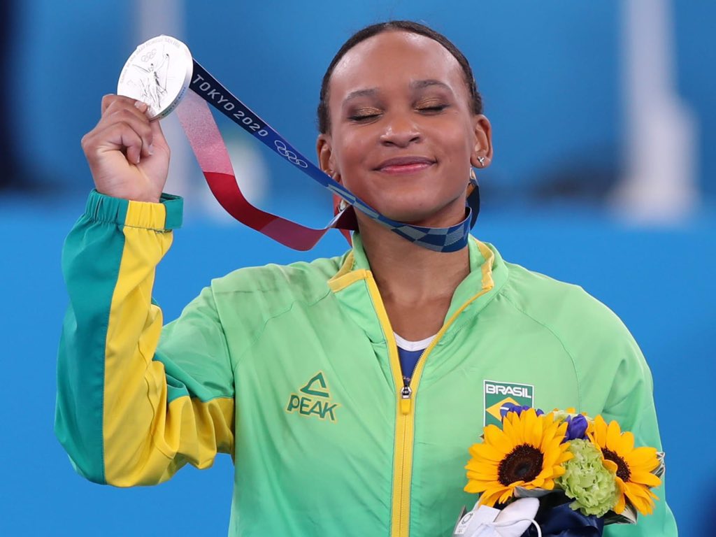 A ginasta Rebeca Andrade segurando sua medalha de prata