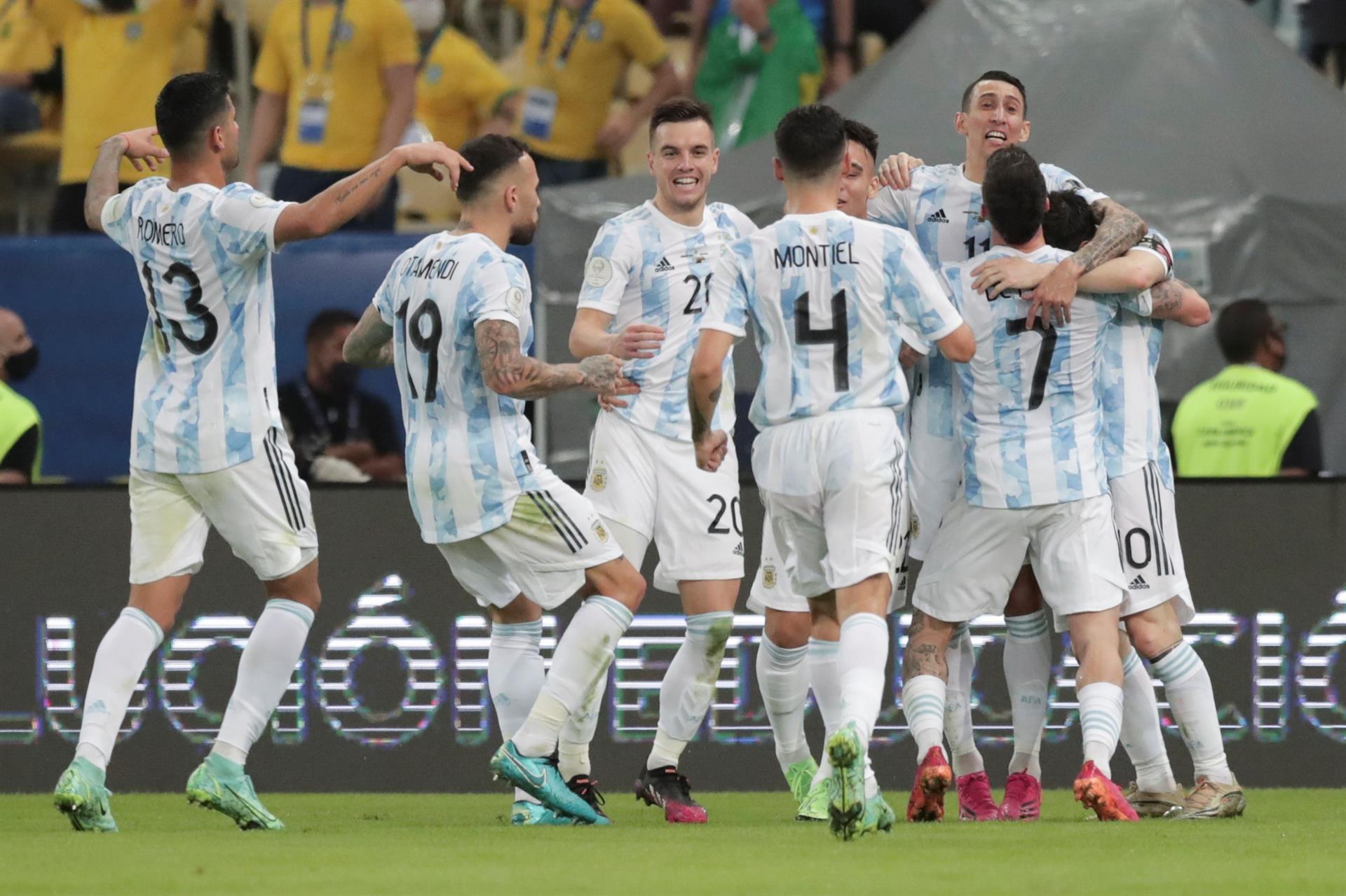 Seleção Argentina comemora gol contra o Brasil