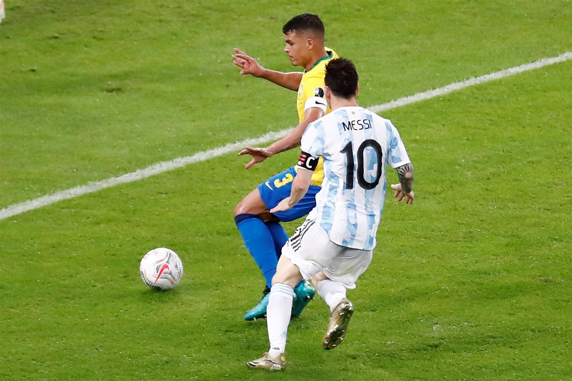 Thiago Silva e Messi disputando jogada em partida válida pela Copa América