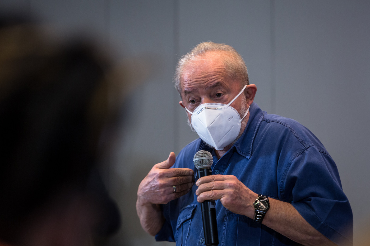 O ex-presidente Lula discursando com máscara