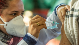 Profissional da saúde aplica a vacina de Oxford em moradora de Botucatu