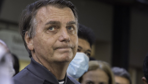 Presidente Jair Bolsonaro fala com a imprensa após deixar hospital em São Paulo