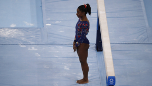A ginasta Simone Biles, dos Estados Unidos, se apresenta durante a ginástica feminina nos Jogos Olímpicos de Tóquio 2020