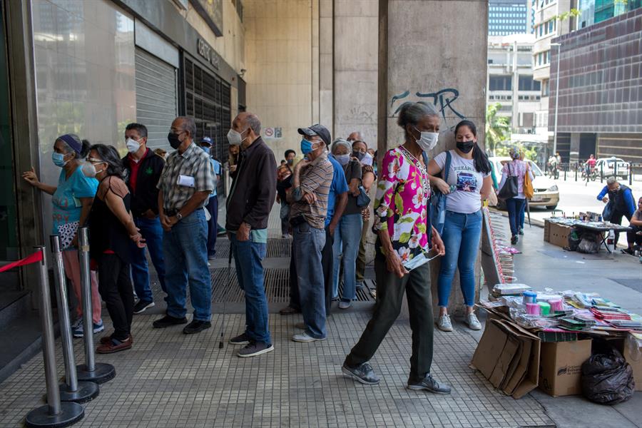 pessoas em fila de banco na venezuela