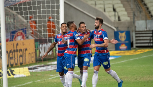 Jogadores do Fortaleza comemorando gol