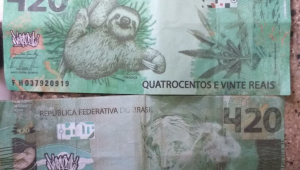 Foto de duas notas de 420 reais falsificadas