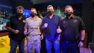 Quatro homens de máscara em ação de fiscalização