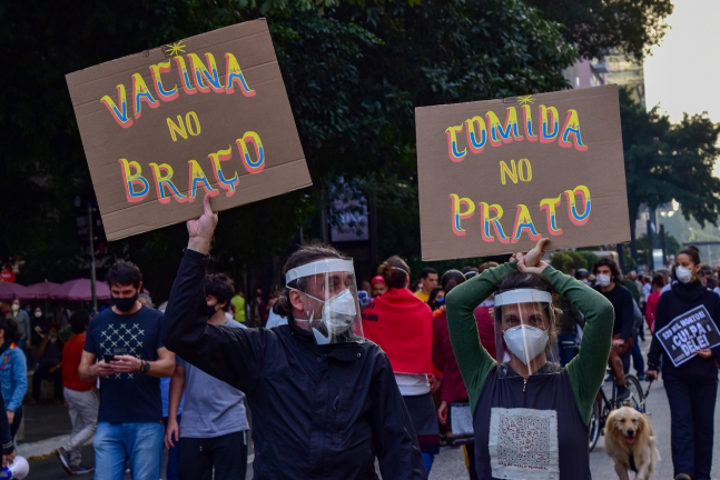 Milhares de pessoas foram à Avenida Paulista para pedir mais vacinas