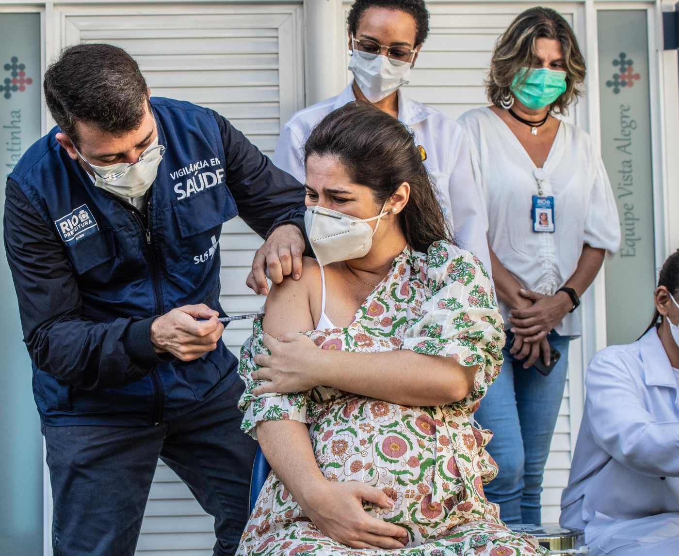Secretário Municipal de Saúde do Rio de Janeiro (RJ), Daniel Soranz, vacinando uma gestante na Clínica da Família Estácio de Sá, zona norte do Rio de Janeiro