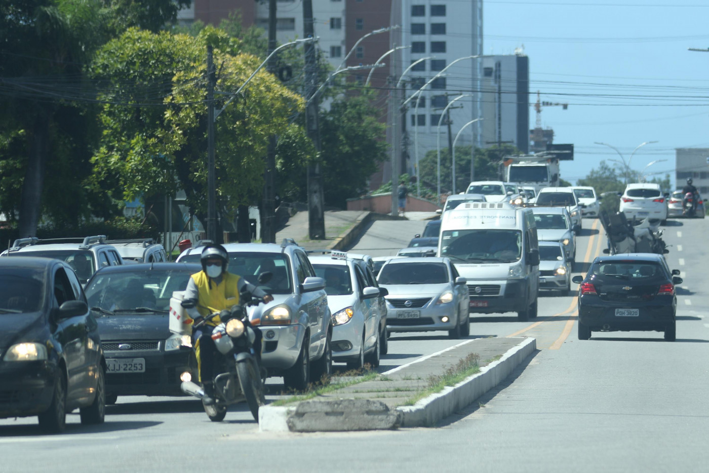 Trânsito de carros em uma via de Recife