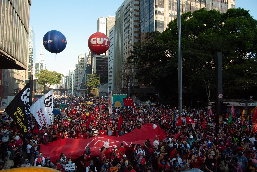 Milhares de manifestantes, a maior vestindo vermelho, tomam a avenida Paulista em protesto contra Bolsonaro