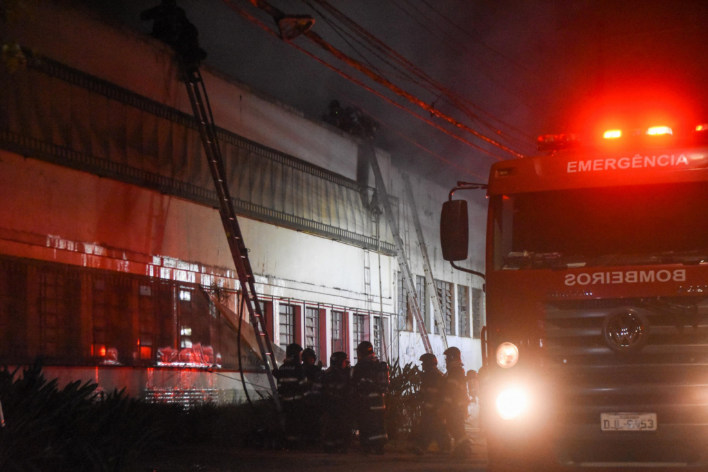 bombeiros controlando incêndio em galpão da cinemateca