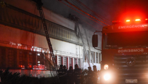 bombeiros controlando incêndio em galpão da cinemateca