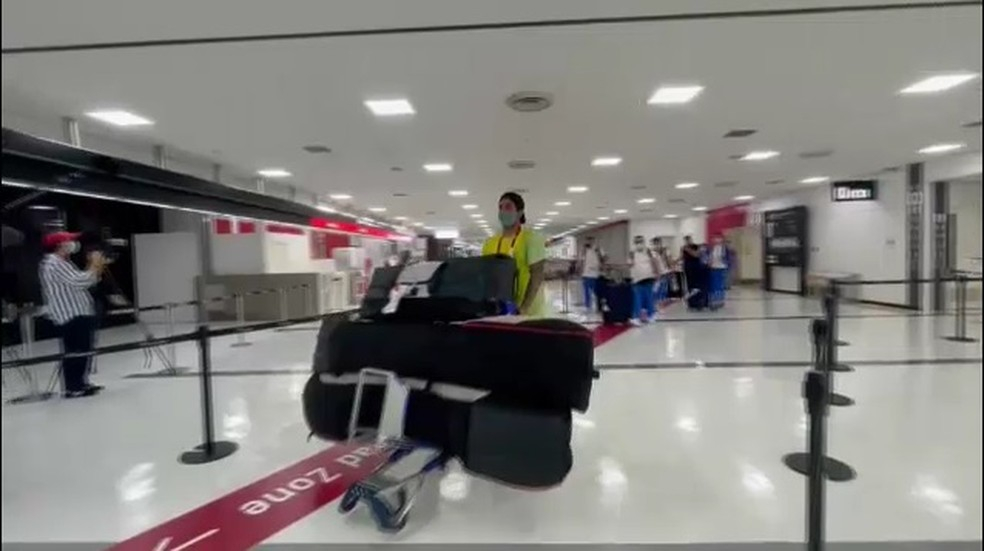 Gabriel Medina desembarcando na cidade de Tóquio para a disputa dos Jogos Olímpicos