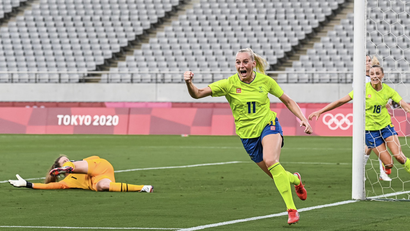 Blackstenius comemorando gol da Suécia contra os EUA