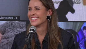 Mariana Caetano sorri durante entrevista ao Pânico