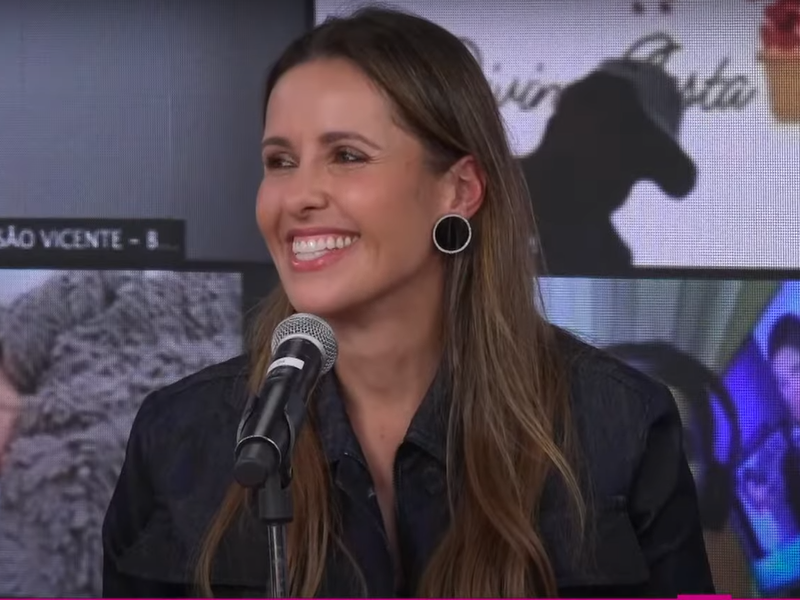 Mariana Caetano sorri durante entrevista ao Pânico