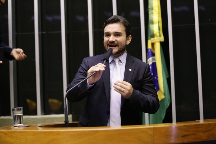 Relator do texto que prevê mudanças no Imposto de Renda, deputado Celso Sabino (PSDB-PA), apresentou relatório preliminar nesta terça-feira