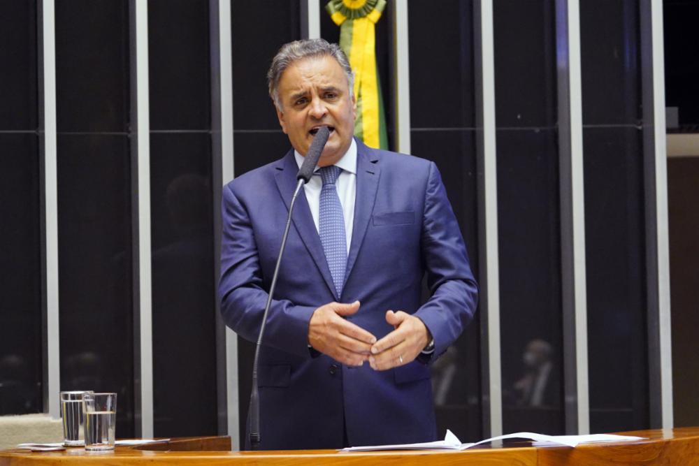 Deputado federal Aécio Neves fala sobre quebra de patentes