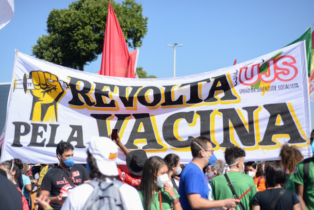 Cariocas foram ao centro do Rio de Janeiro para pedir a aceleração na vacinação contra a Covid-19
