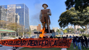 Estátua de Borba Gato é incendiada por grupo em São Paulo