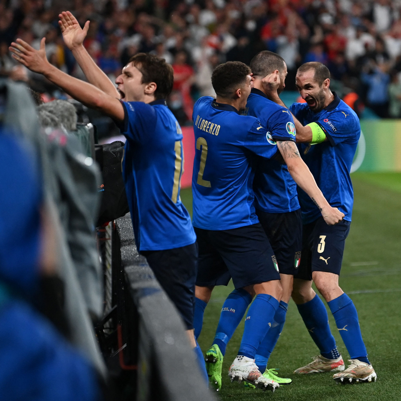 Jogadores da Itália comemorando gol na Eurocopa