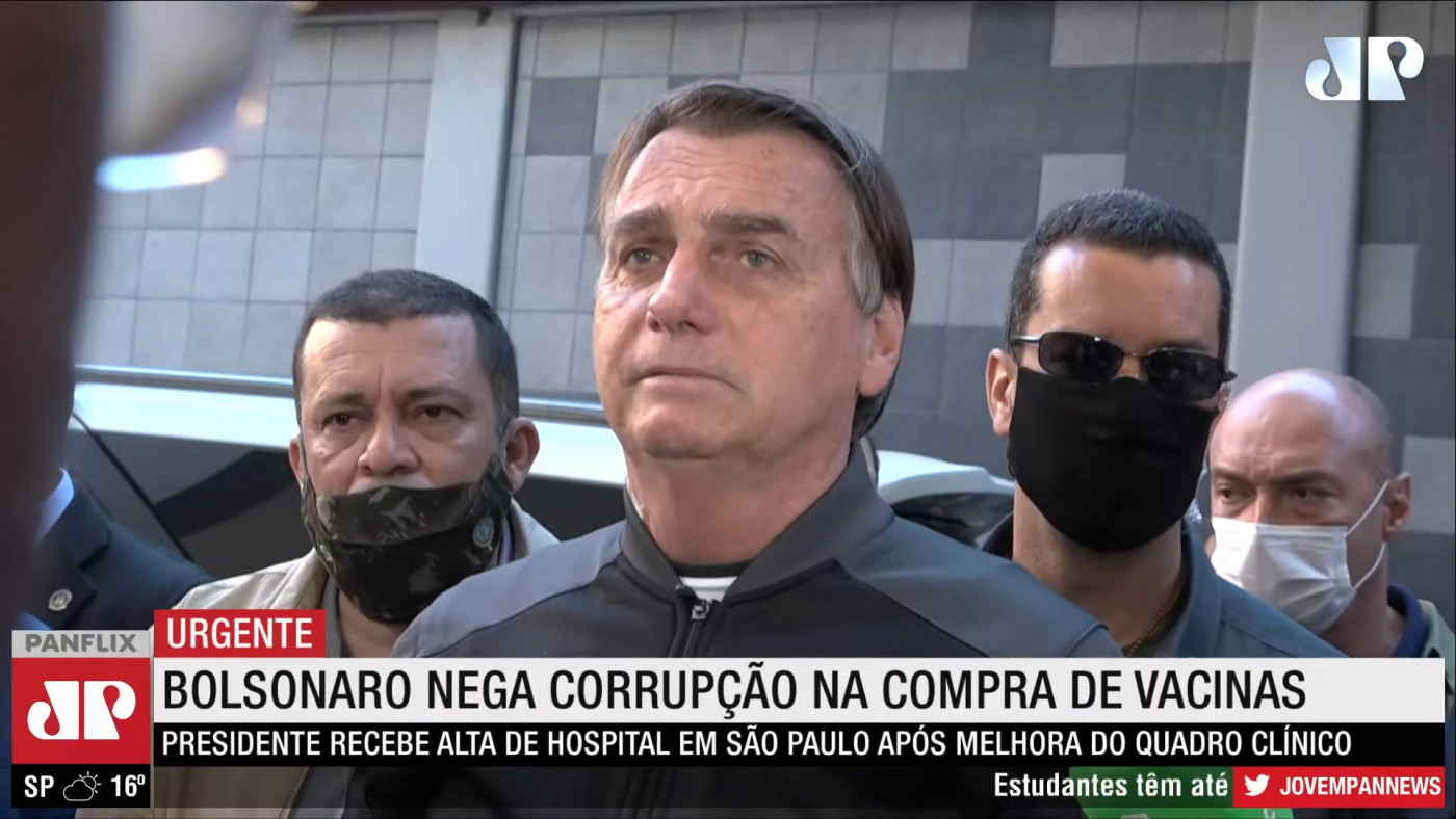 Bolsonaro falando na saída de hospital
