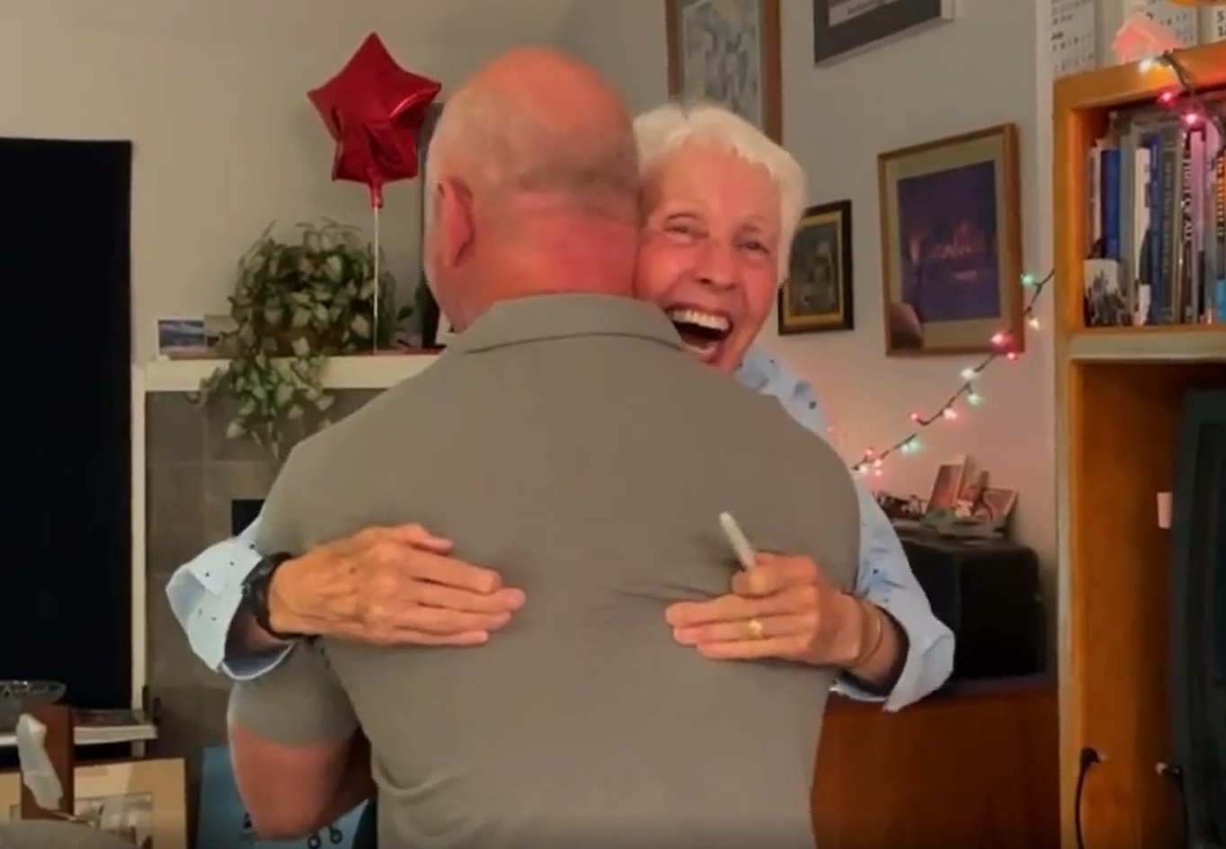 Mulher abraçando Jeff Bezos