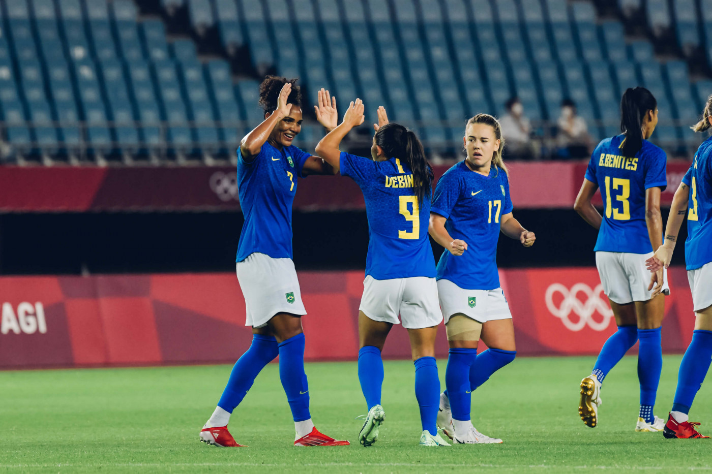 Jogadoras comemorando gol do Brasil