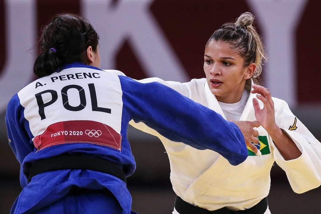 Larissa Pimenta lutando contra judoca polonesa
