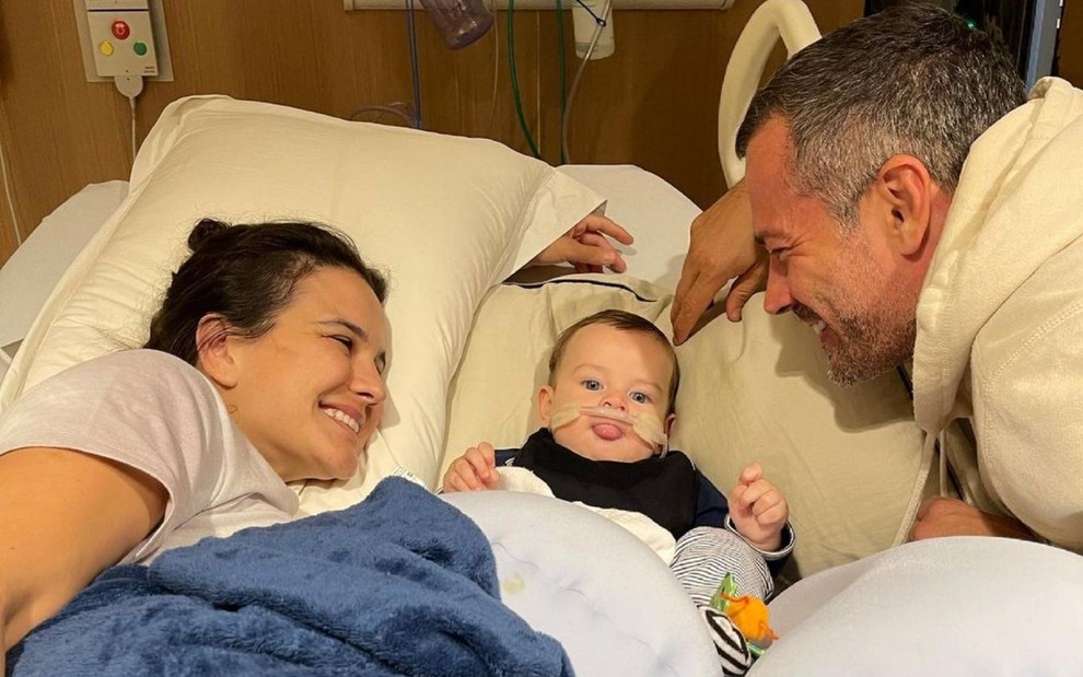 Kyra Gracie e Malvino Salvador junto com o filho Rayan no hospital