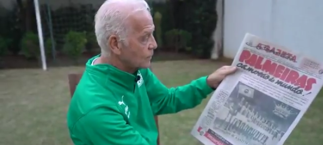 Ademir da Guia segura capa de jornal que diz que Palmeiras é campeão mundial de 1951