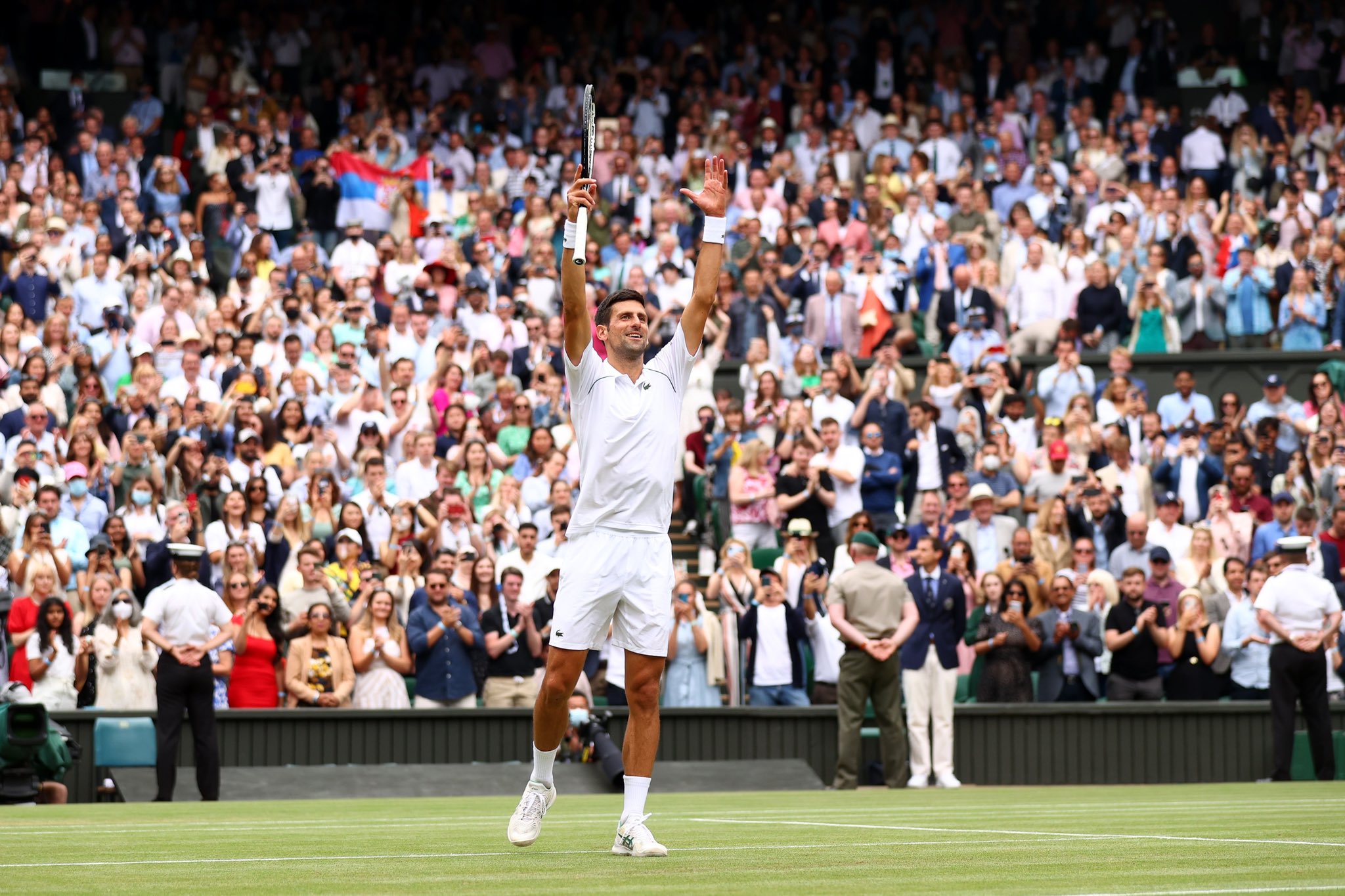 Novak Djokovic comemorando vitória em Wimbledon