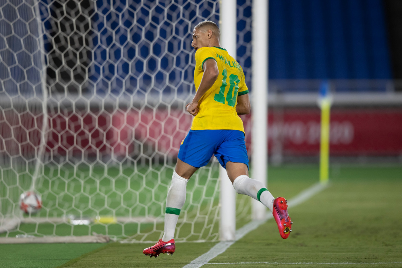 Richarlison comemora terceiro gol do Brasil contra a Alemanha, nos Jogos Olímpicos de Tóquio