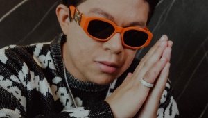 DJ Ivis aparece usando blusa preta e branca e óculos laranja