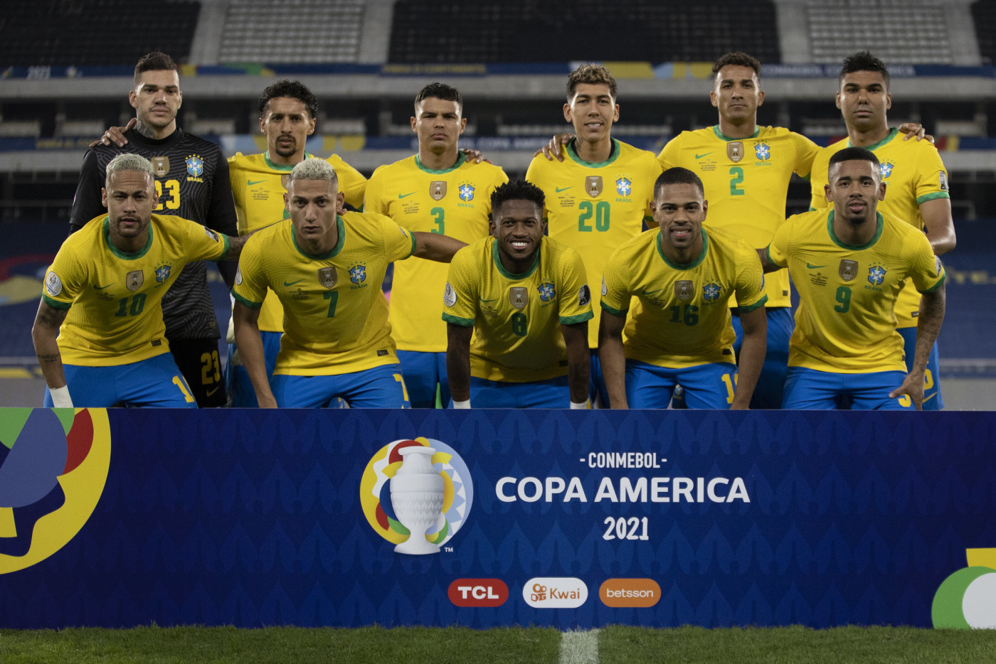 Jogadores da seleção brasileira posam para foto antes de partida contra o Chile pela Copa América