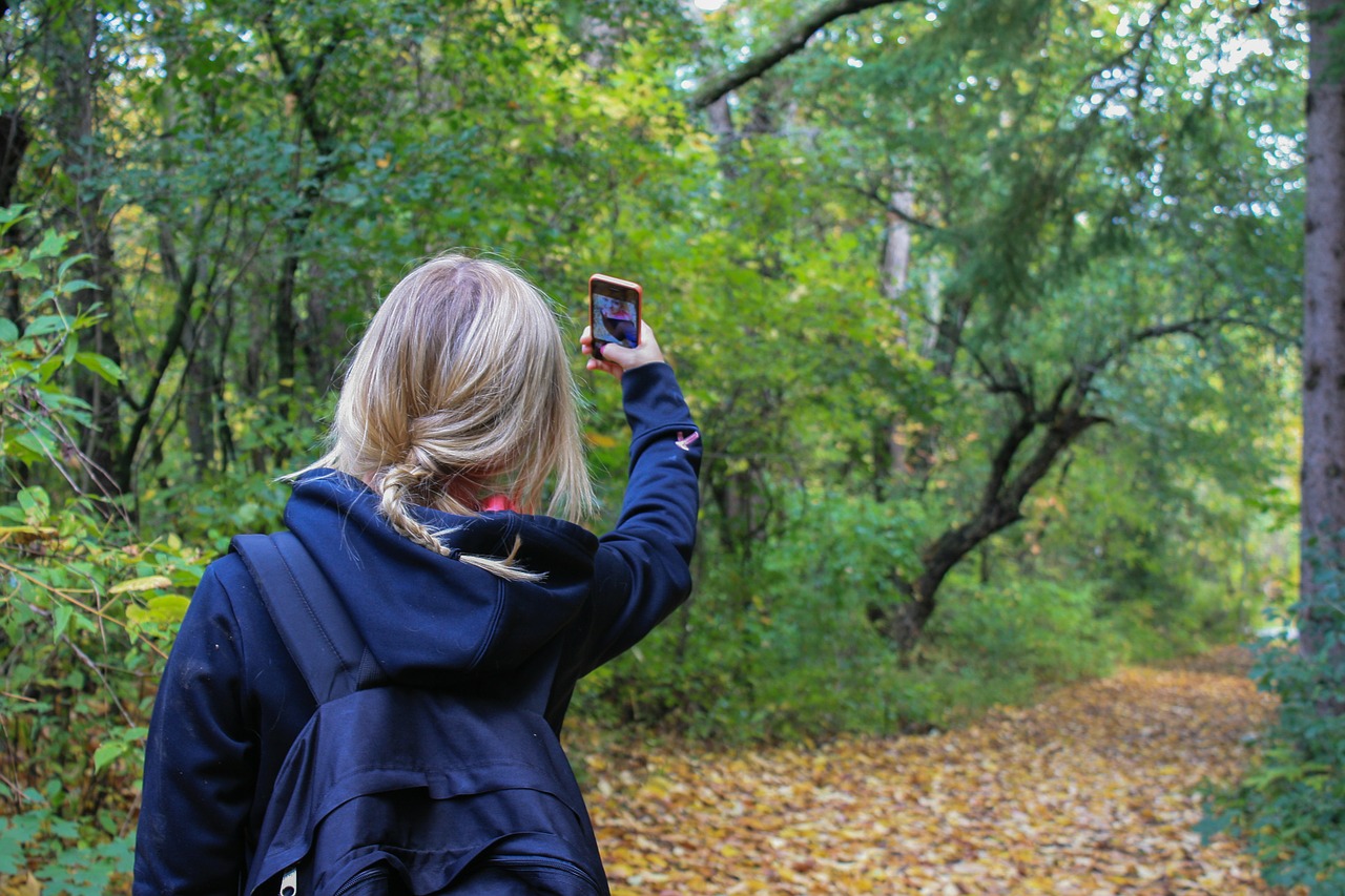 mulher fazendo selfie numa floresta